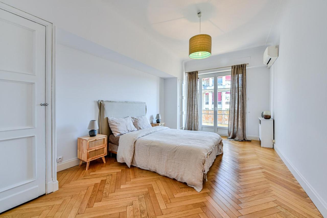 Le Nice Voltaire Luaran gambar